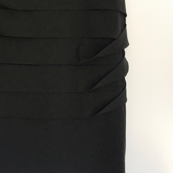 Two-tone embellished appliqué cocktail dress - Picture 3 of 8